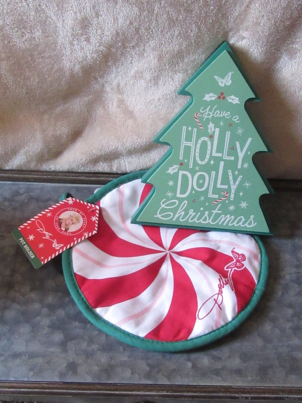 NWT Dolly Parton Christmas Pot Holder and Wooden Tree Plaque Never Used
